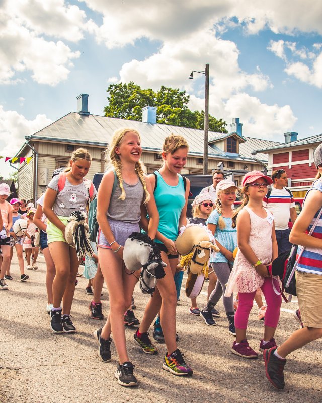 Nuoria keppihevosten kanssa Rauman kadulla