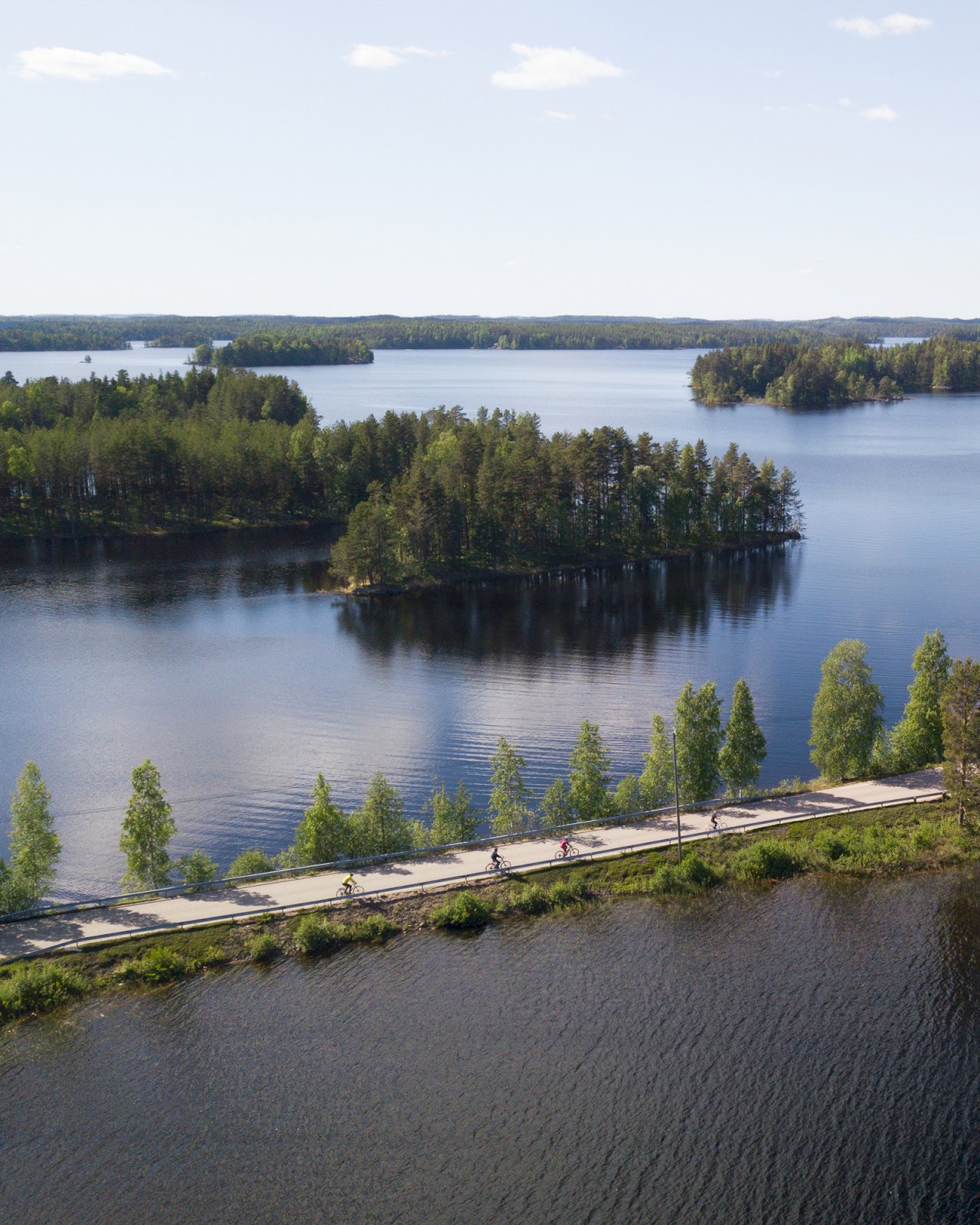 Pyöräilijä Saimaan saaristotiellä