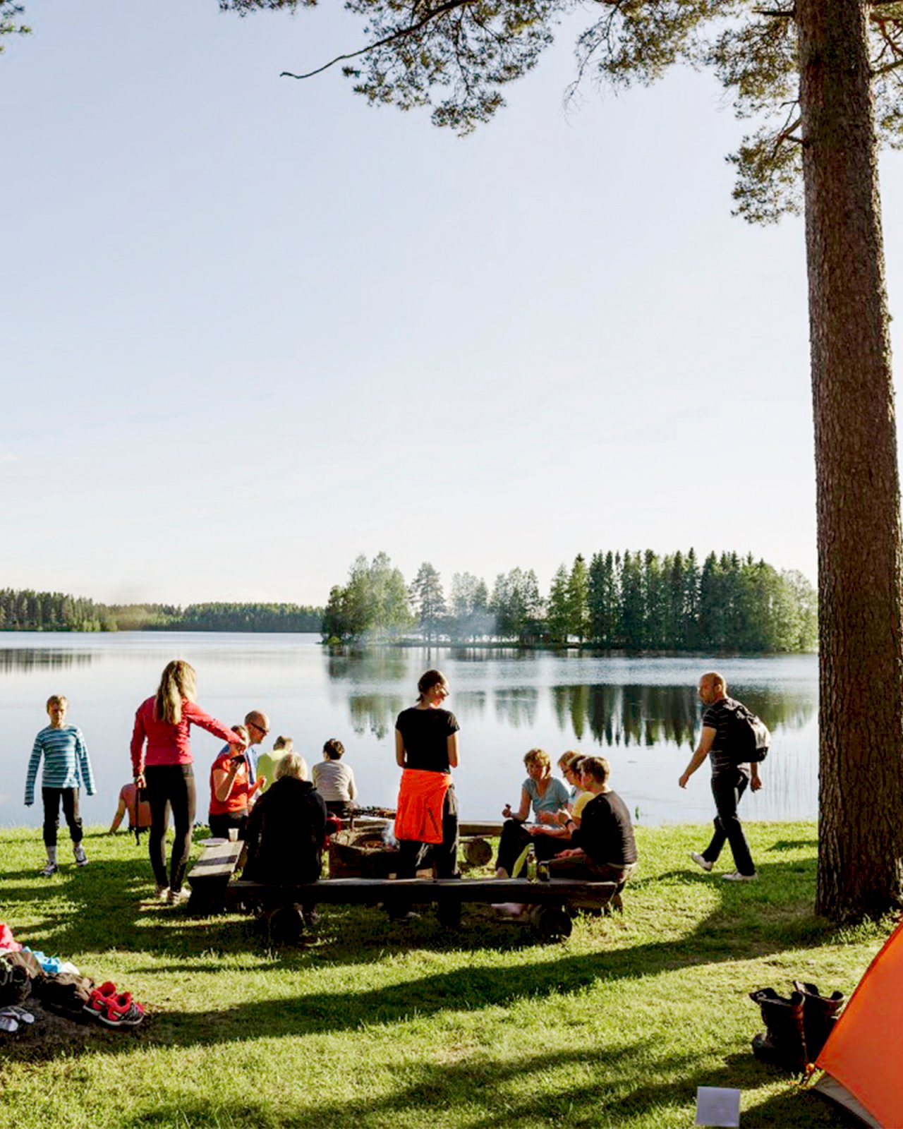 Retkeilyjoukko Saukonreitin eväspaikalla