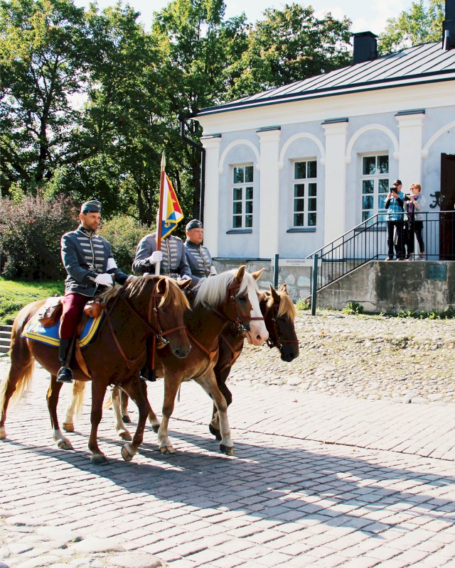 Hevossotilaat Lappeenrannan linnoituksen edustalla vanhassa kaupungissa