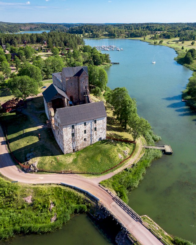 Kastelholman linna yläperspektiivistä kuvattuna