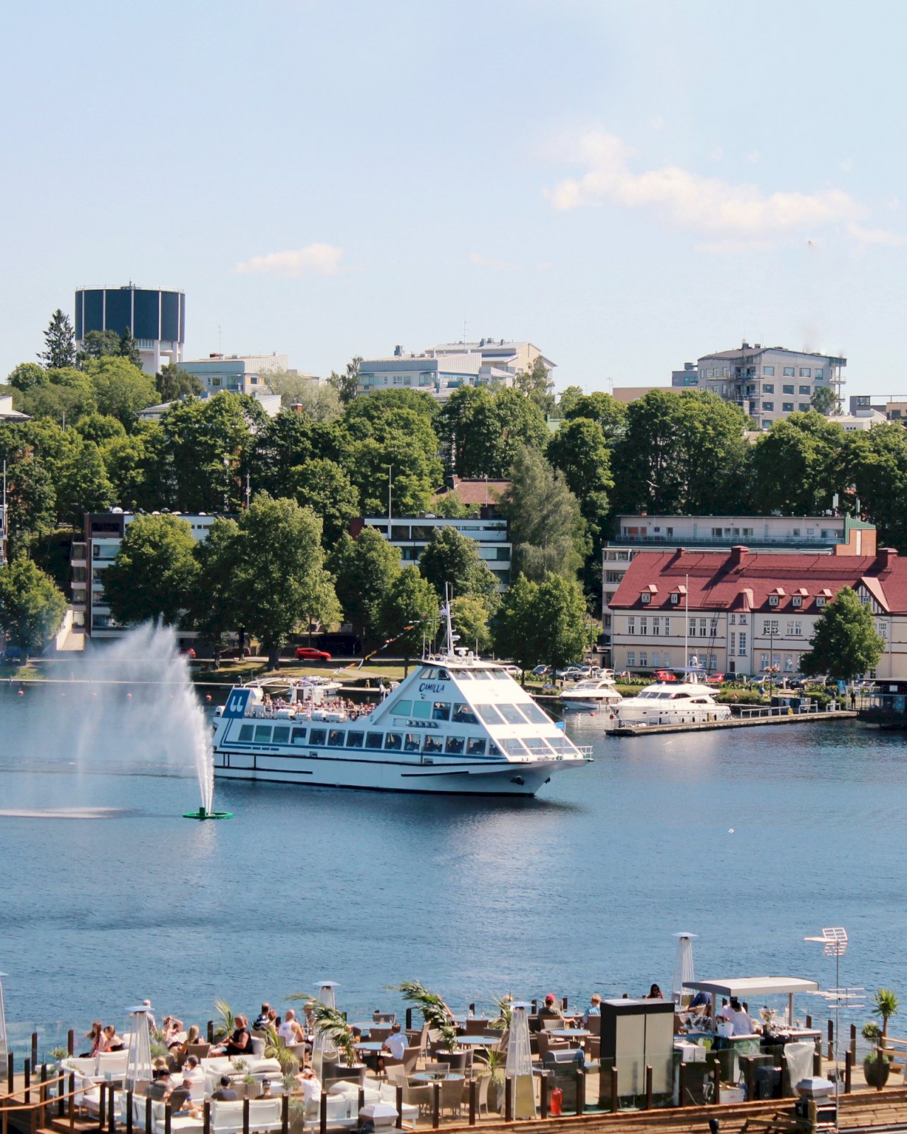 Saaristoristeilijä Saimaalla, laiva ja kaupunkia