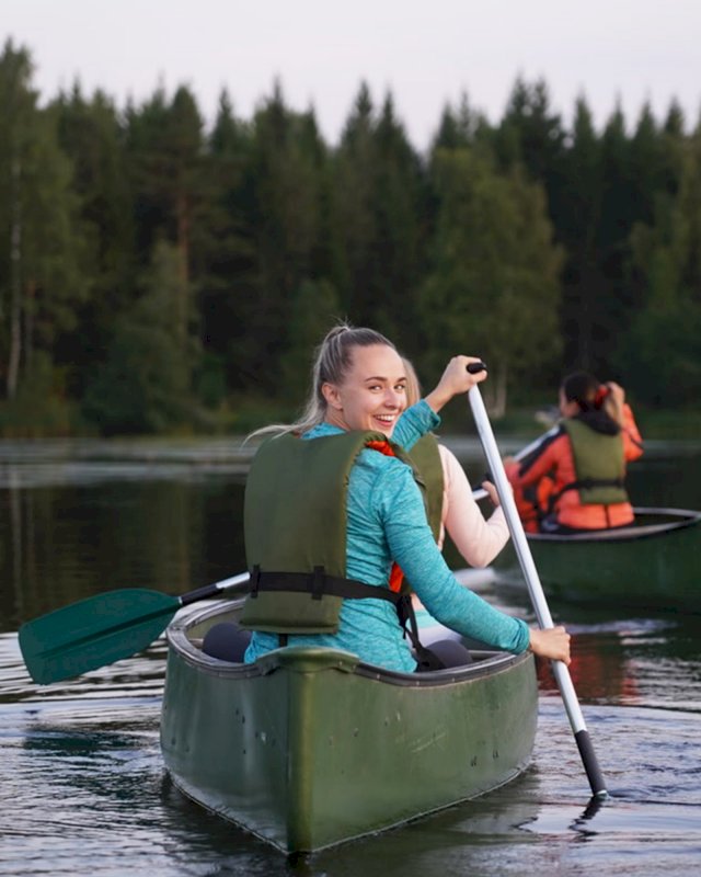 Retkeilijät melomassa kajakeilla järvellä