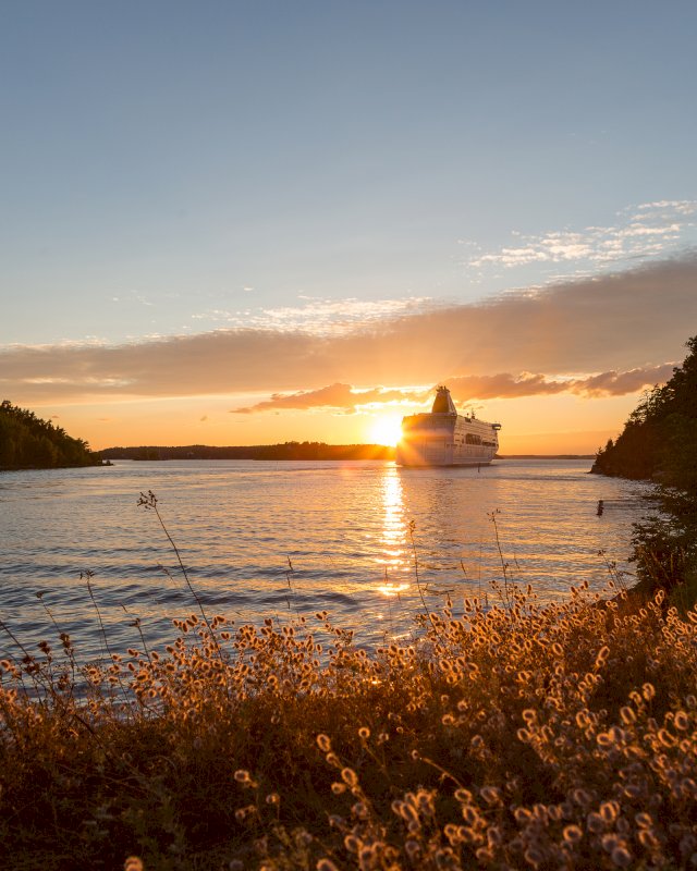Silja Linen alus kulkemassa Turun saaristossa auringonlaskun aikana