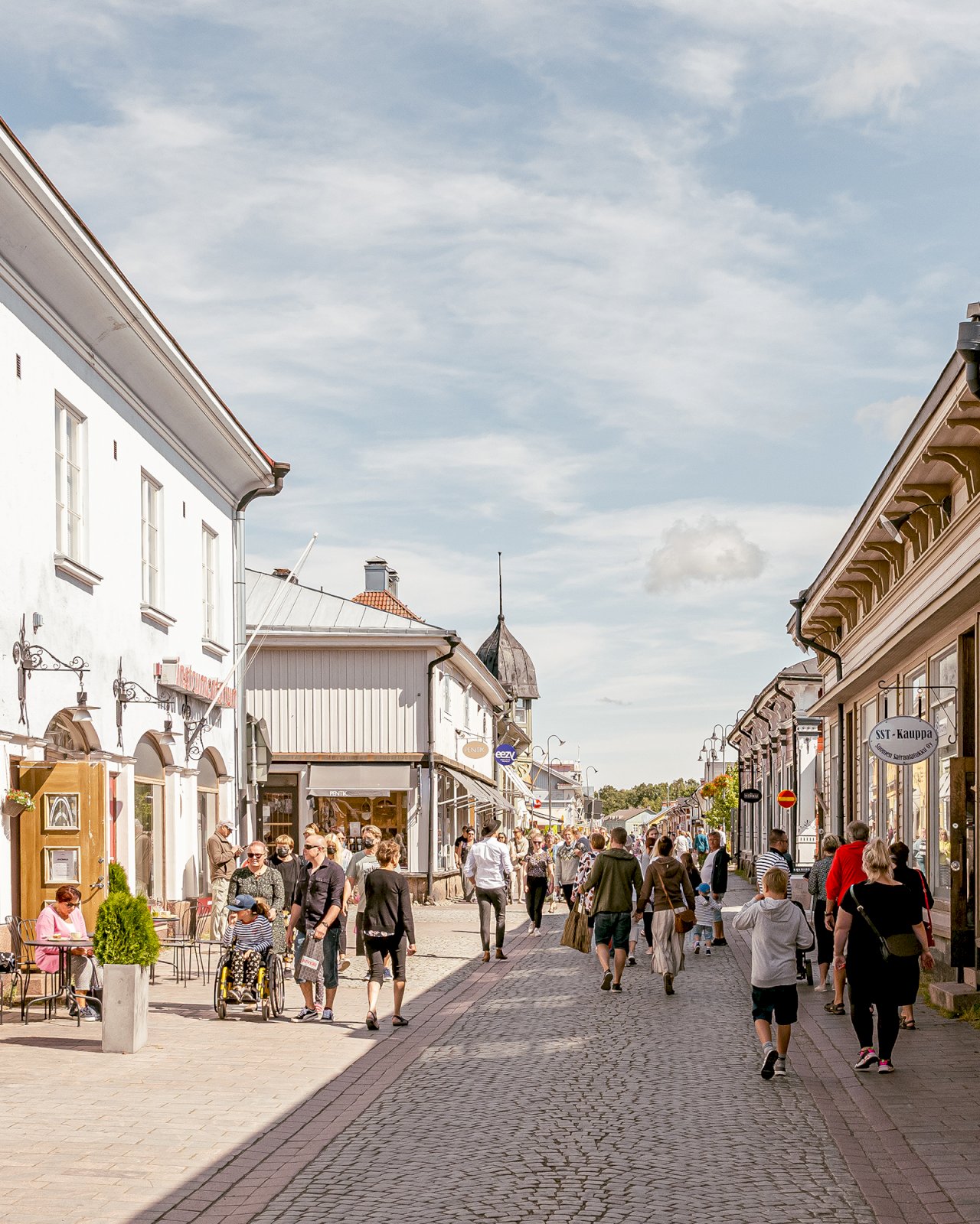 Vanhan Rauman kävelykatu, jonka varrella puutaloja ja kahviloita