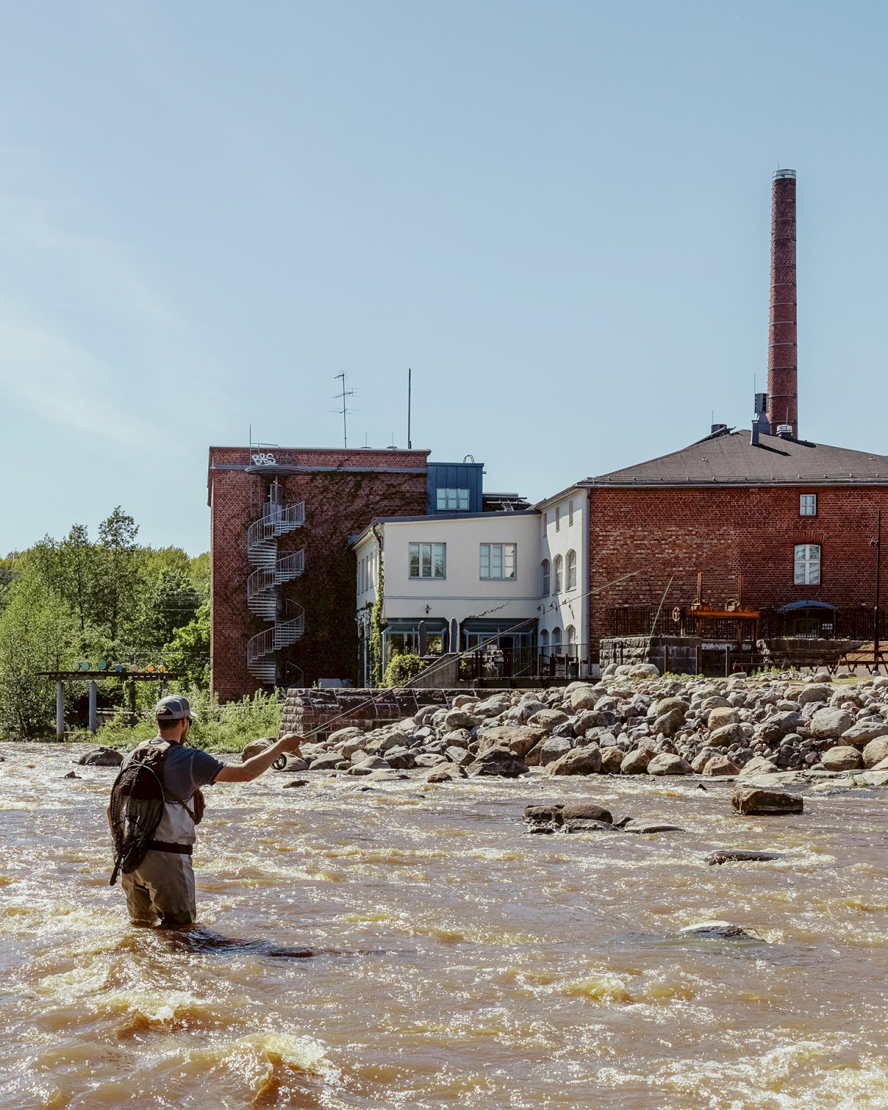 Koskikalastaja Vantaalla Tikkurilankoskessa