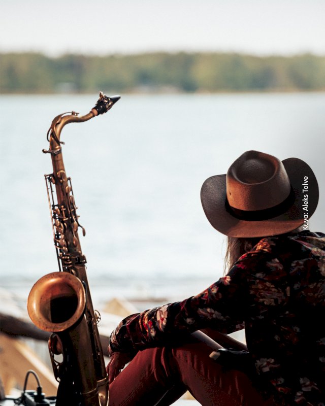 Jazz-festivaalilava Turussa / Saksofonisti meren rannassa
