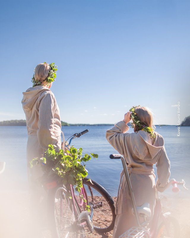 Pyöräilijät pysähtyneenä järven rannalle