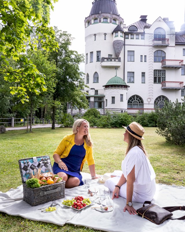 Imatrankosken valtionhotelli koskelta kuvattuna