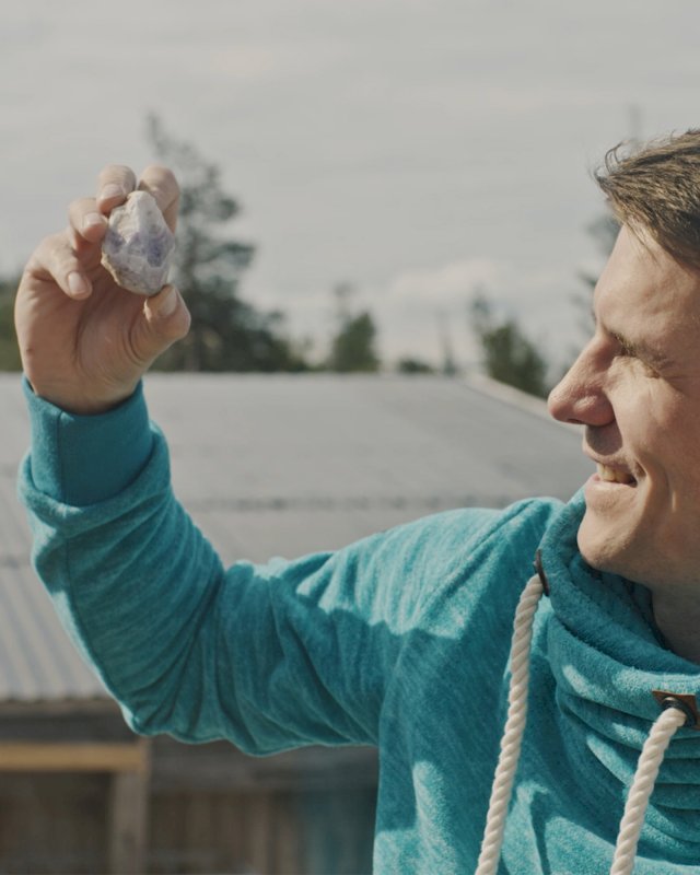 Mies pitelemässä ametistia Lampivaaran ametistikaivoksella
