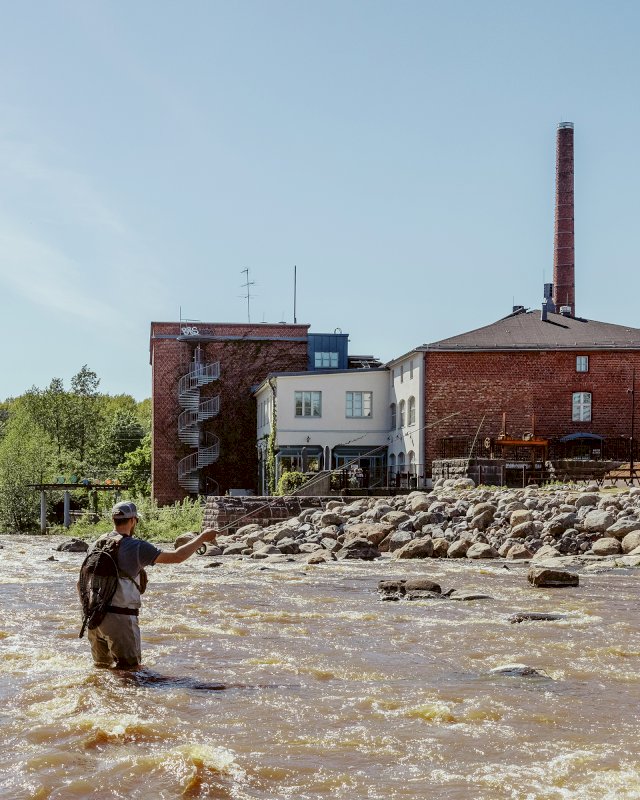 Koskikalastaja Vantaalla Tikkurilankoskessa