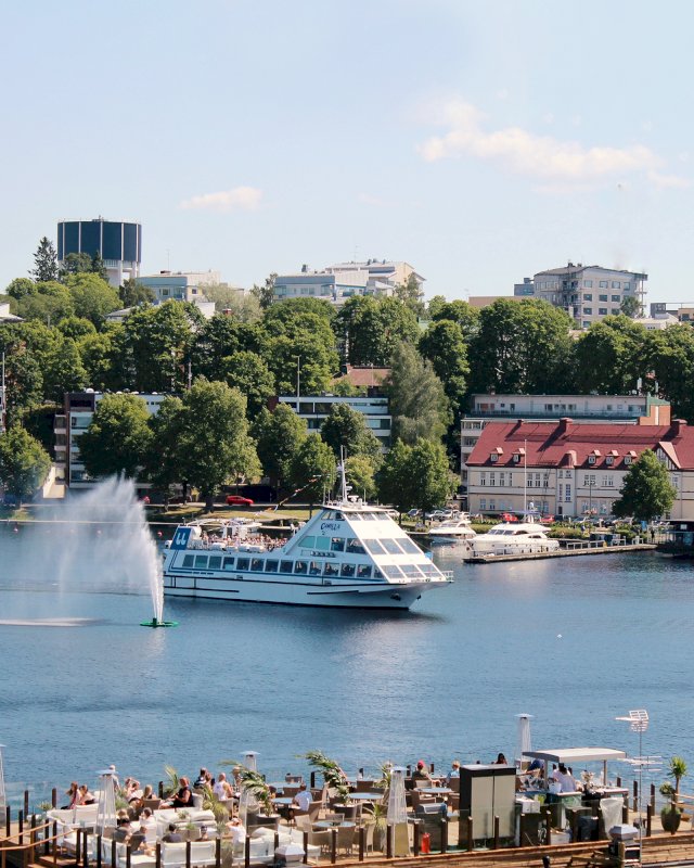 Saaristoristeilijä Saimaalla, laiva ja kaupunkia