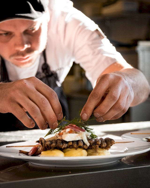 Ravintola-annos, muikkuja, perunaa ja kokki