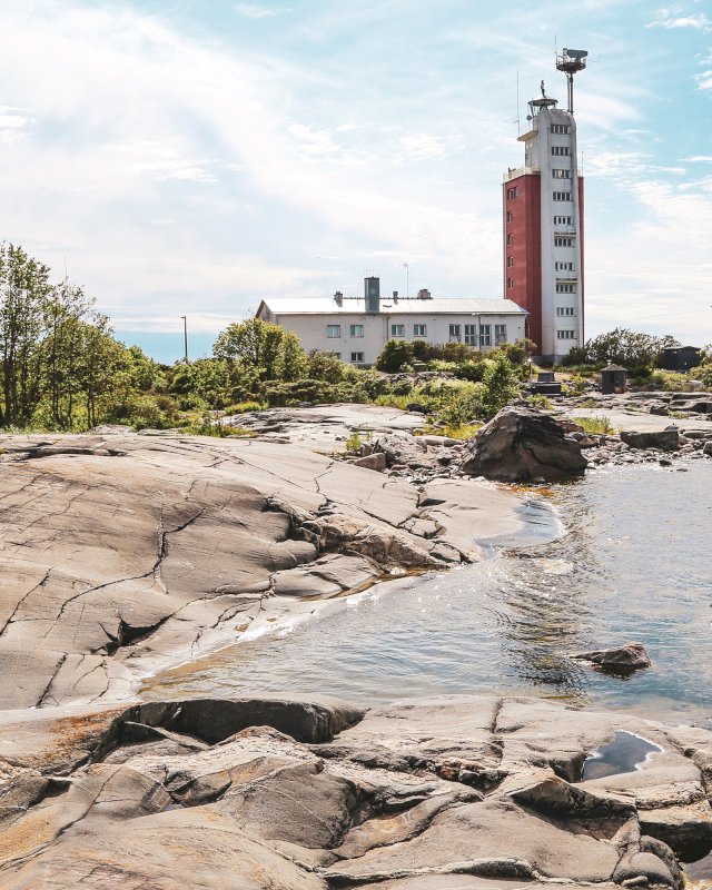 Kylmäpihlajan majakkarakennus ja saaren ranta kallioineen