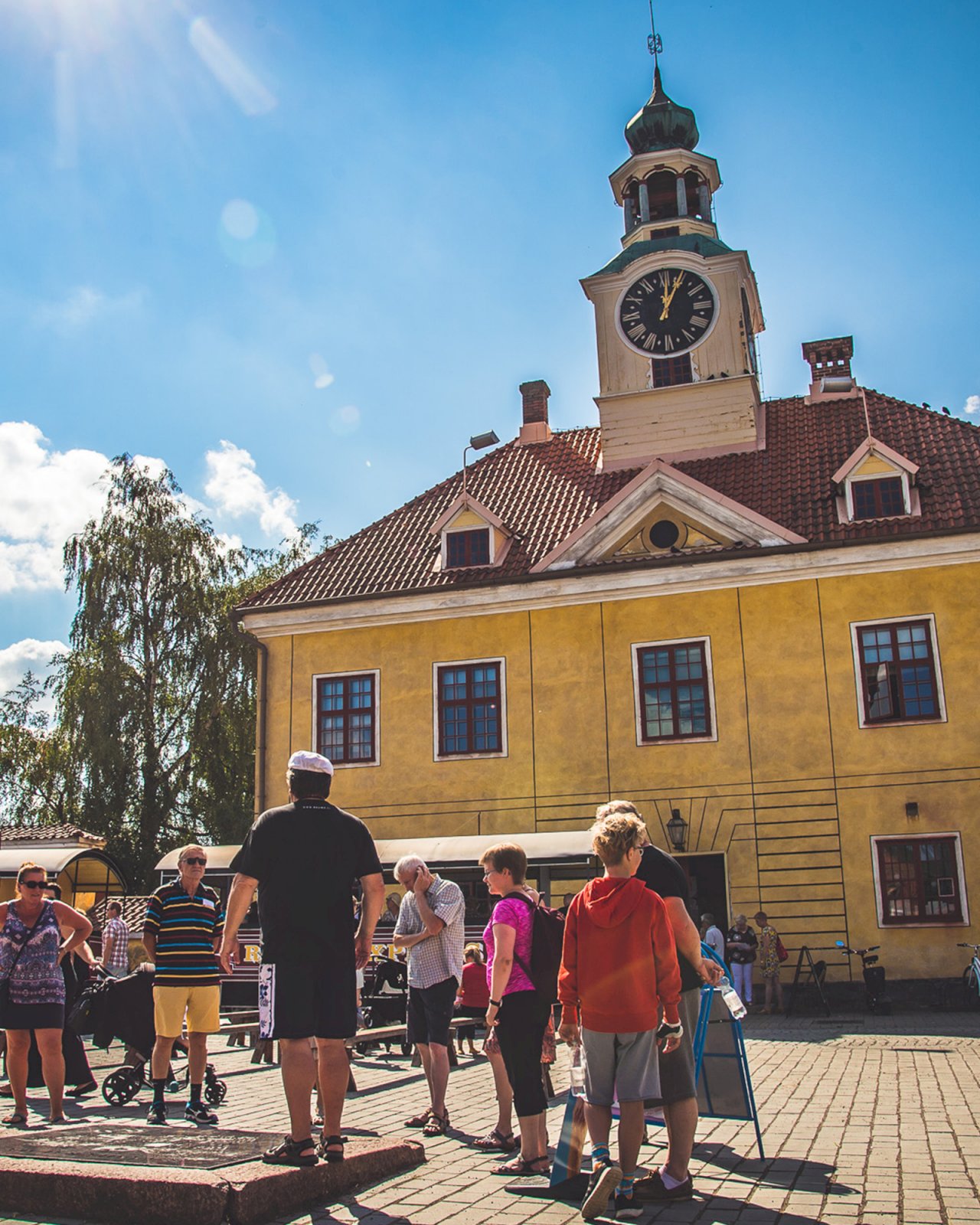 Matkustajajoukko Rauman Vanhan raatihuoneen edustalla