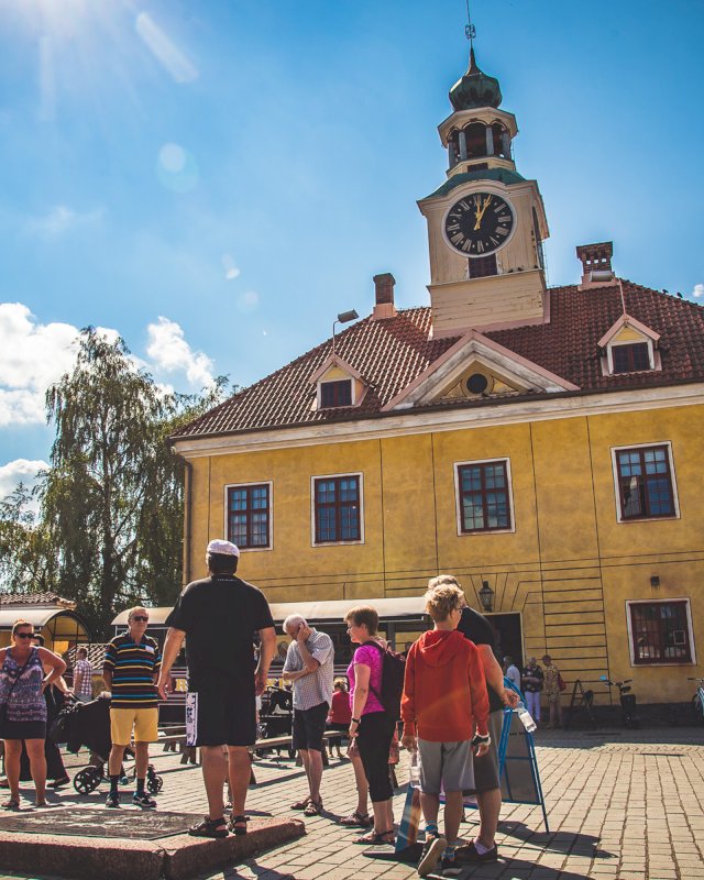 Matkustajajoukko Rauman Vanhan raatihuoneen edustalla